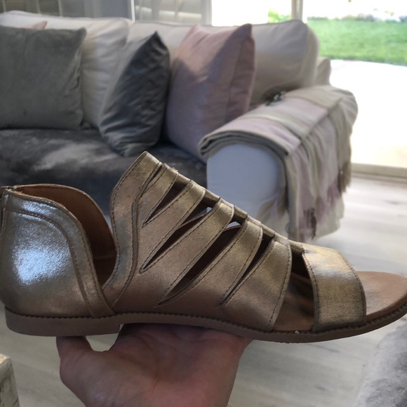 Golden sandals - Picture 3 of 4